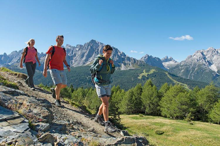 Escursionisti sullo sfondo del panorama montano delle Dolomiti