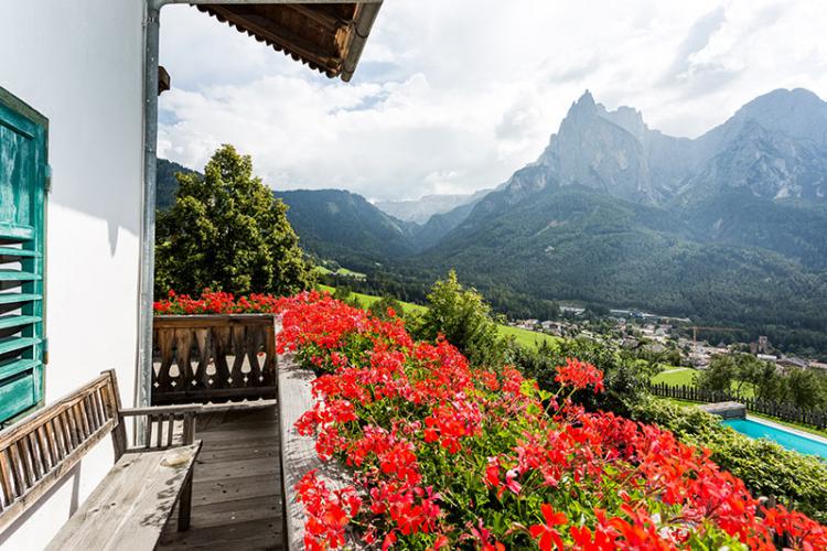 Balkon mit Panoramablick auf den Schlern