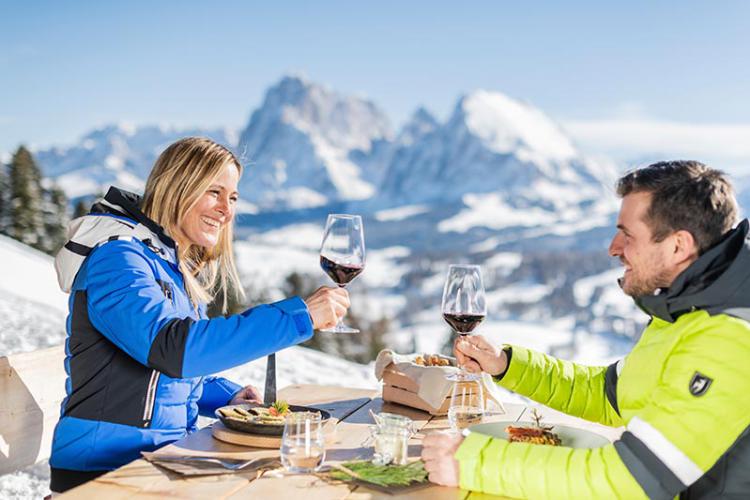 Skifahrer beim Mittagessen in den Dolomiten