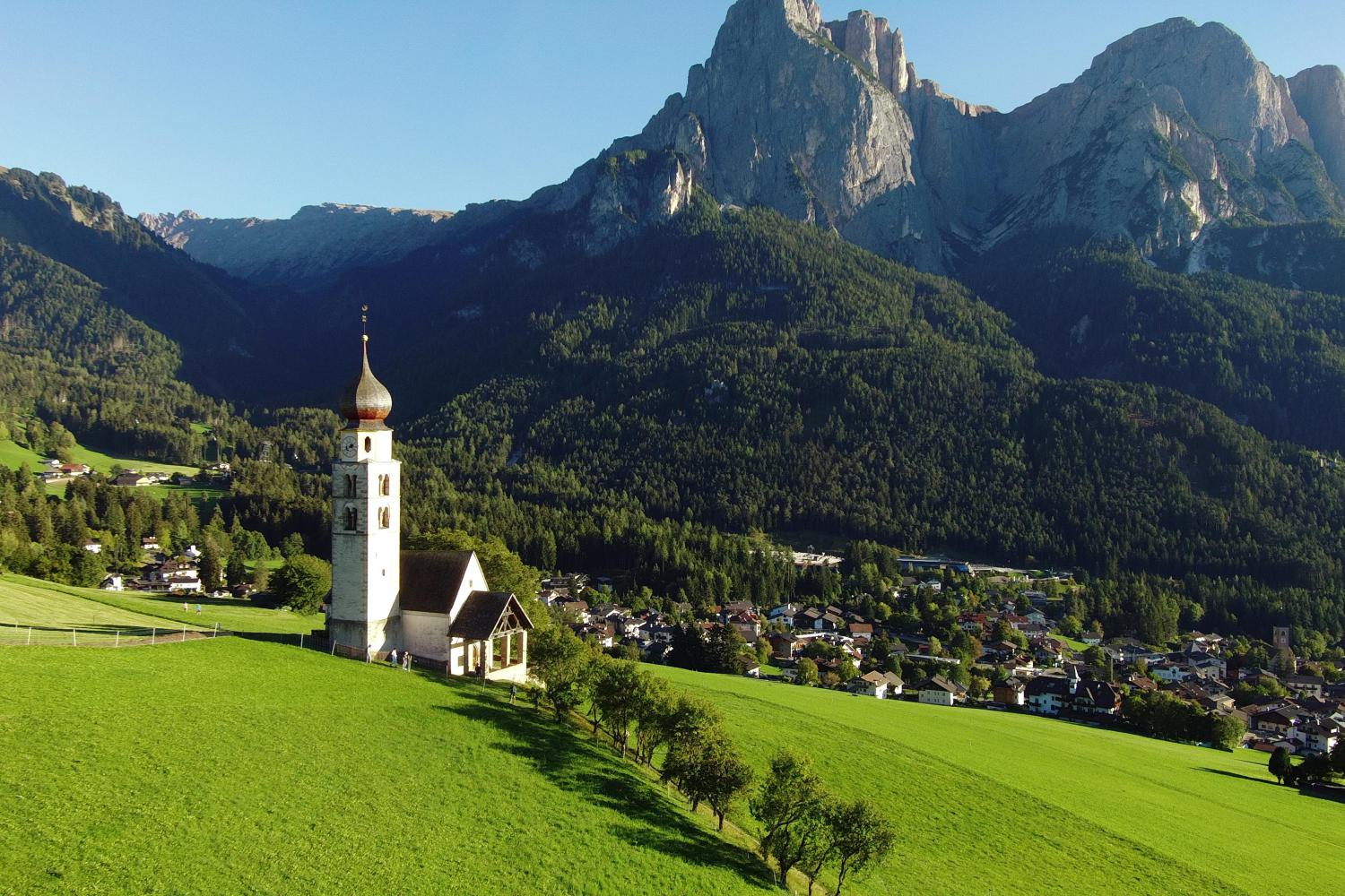 St. Valentin Kirche mit Blick auf Umgebung